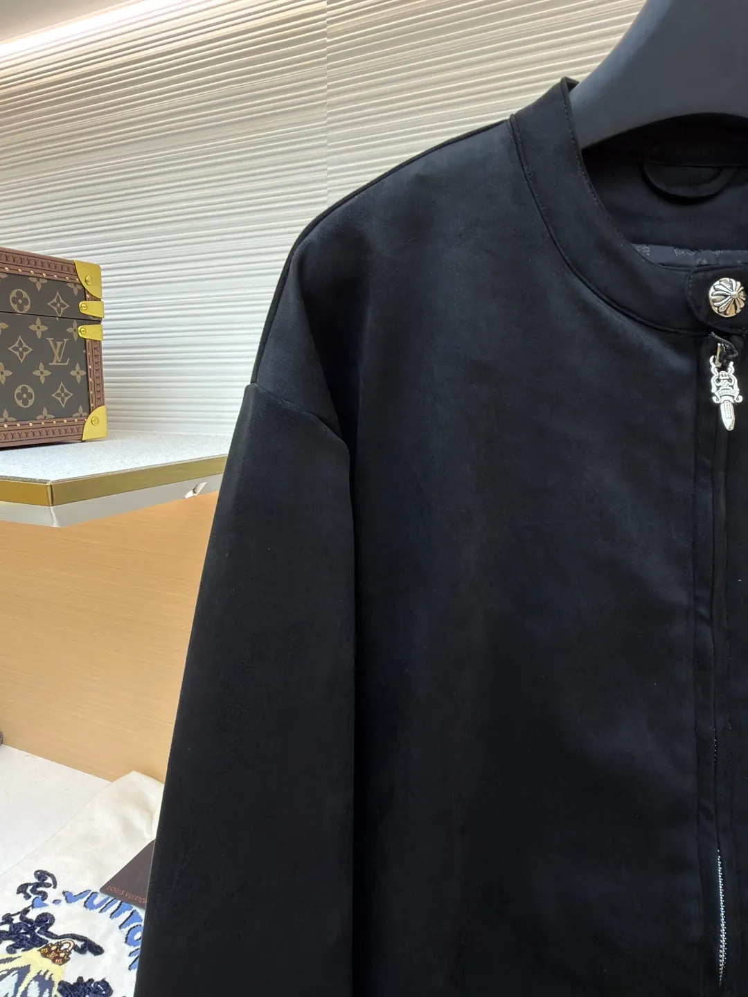 Chrome Hearts silver-plated hardware buckle mixed sheepskin suede jacket ●Item number: 1681772-B40 ●Material: sheepskin fabric ●Technology: suede production ●Color: black ●Version: fitted version ●Weight: about 865 grams ●Size: S-M-L-XL ●Description: Made of matte suede fabric, treated with softening tanning process, it has a delicate and soft touch while retaining the stiffness of the fabric, combining texture and durability. The neckline is decorated with metal buttons, and the zipper is made of customized metal parts, which has a strong luster and smooth opening and closing, improving the sophistication of details; the cuffs are decorated with side seam zippers, which are both decorative and easy to put on and take off. The version is slim and neatly cut, which fits the body shape while leaving room for movement. The lack of unnecessary decoration shows a minimalist and high-end style. The stitching of the whole garment is neat and even, the cutting pieces are connected accurately, and the size is measured manually (an error of 1-3CM is normal). The craftsmanship balances the simple version and the dark texture of the brand. It is a piece that is both practical and high-end. The overall wiring is straight and delicate, the fabric is comfortable and soft, and the color is consistent without color difference. It can be matched with the same style to create a fashionable look and control various occasions. Customized accessories, complete with three standards, same style for men and women!